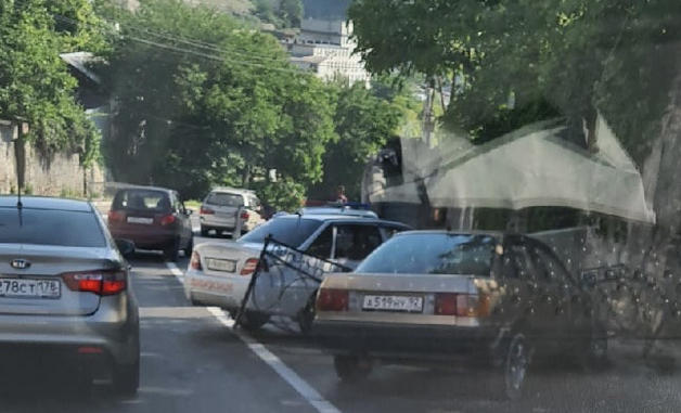 В Севастополе сегодня утром авария на спуске Котовского с участием двух автомобилей и пешехода