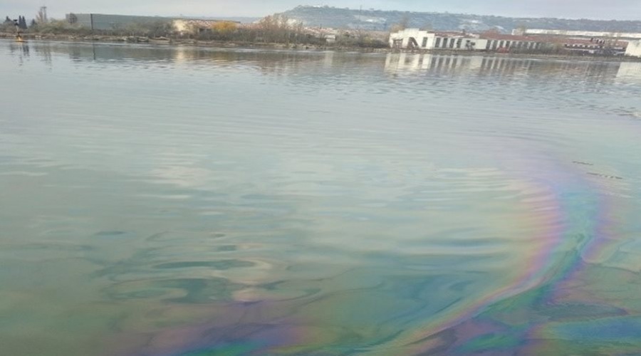 крупное загрязнение нефтепродуктами Севастопольской бухты