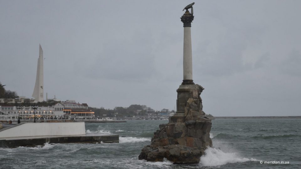 шторм у Памятника затопленным кораблям в Севастопольской бухте