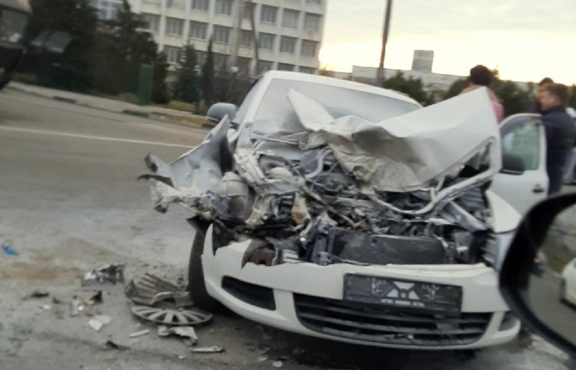 В Севастополе столкнулись легковушка и грузовик. ДТП произошло сегодня утром на перекрестке улицы Отрадной и Фиолентовского шоссе