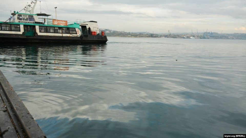 В Севастопольской бухте возле Графской пристани 9 декабря замечены маслянистые пятна