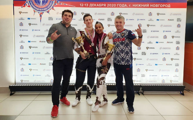 Севастопольцы Николай Мальцев и Роксена Ньоне стали серебряными призерами Чемпионата России по акробатическому рок-н-роллу среди дуэтов.