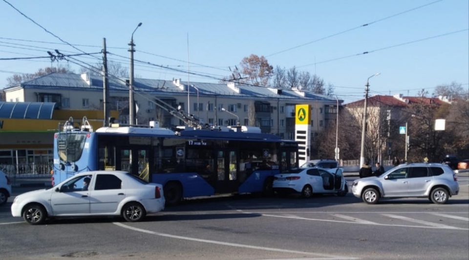 столкновение легковушки с троллейбусом произошло сегодня в Севастополе