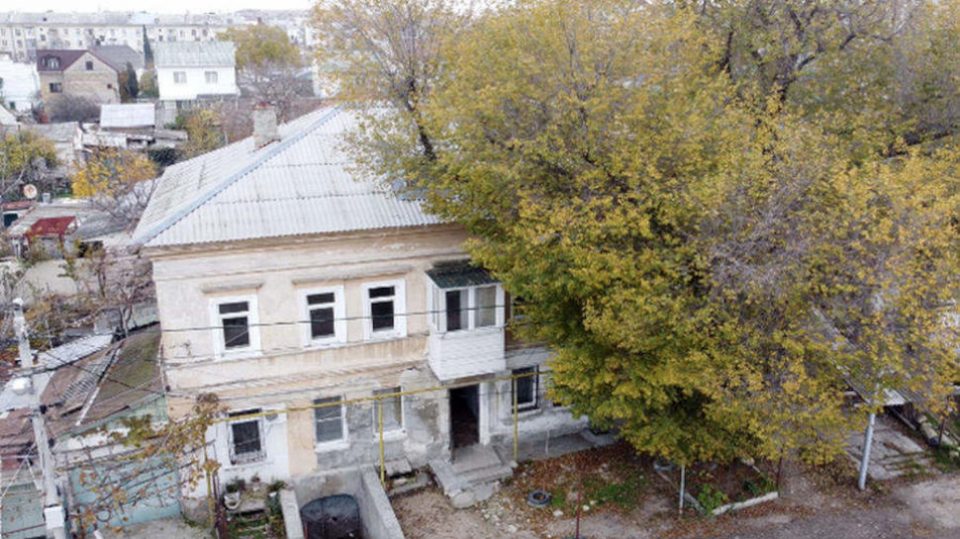 итуацию, в которую попали жители дома № 13 на улице Дзержинского. Здание признали аварийным, а людей попросили освободить помещения