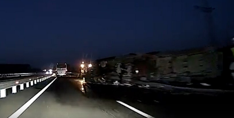 В Севастополе на трассе «Таврида» перевернулся грузовой автомобил