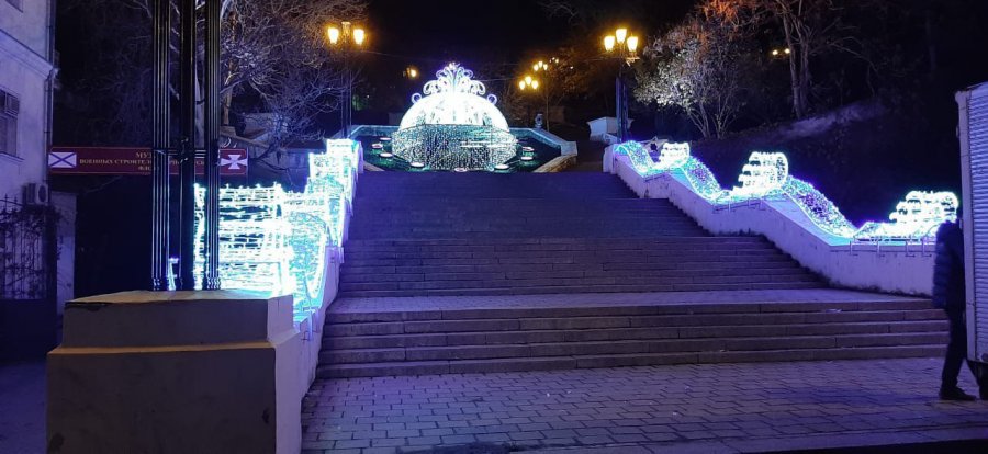 новогодние инсталляции в Севастополе на Синопском спуске