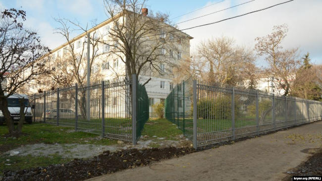 В Севастополе два общежития местного университета (СевГУ) на улице Николая Музыки оградили двухметровыми железными заборами