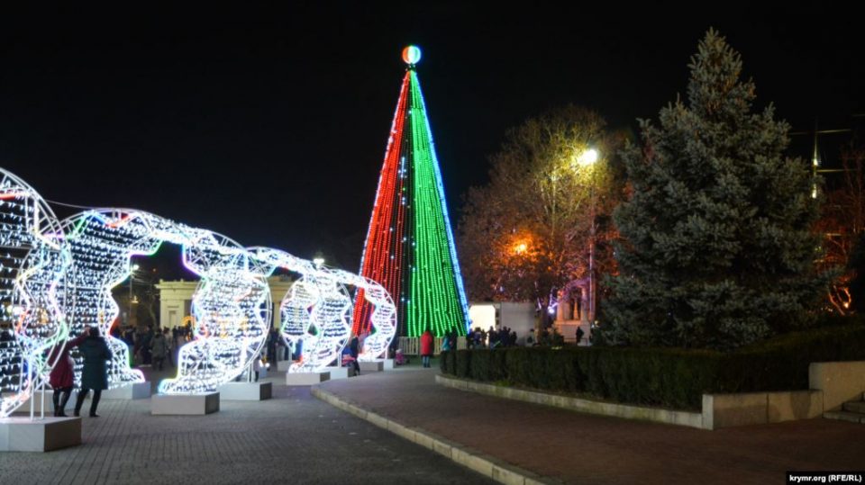 В Севастополе на центральной площади Нахимова зажгли главную новогоднюю елку города