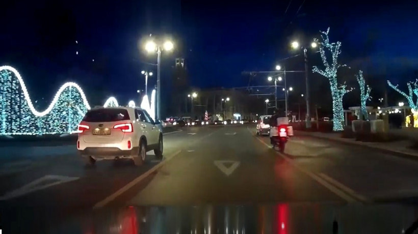 Столкновение автомобиля «Рено» с мотоциклистом, срикошетившим затем в «Ланос», случилось в Севастополе в новогодних декорациях площади Ушакова