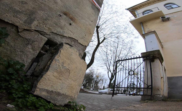 В центре Севастополя рушатся старинные ворота