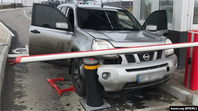 на контрольном пункте въезда-выезда «Чонгар» водитель внедорожника Nissan X-Trail, житель Запорожья, пытался «тараном прорваться в Крым»