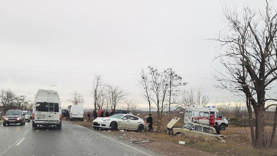 ДТП с участием Porsche и ВАЗа произошло 13 января на Николаевской трассе в Крыму