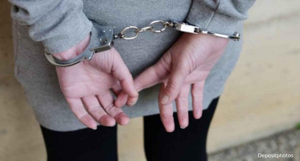 наручники женщина задержанная