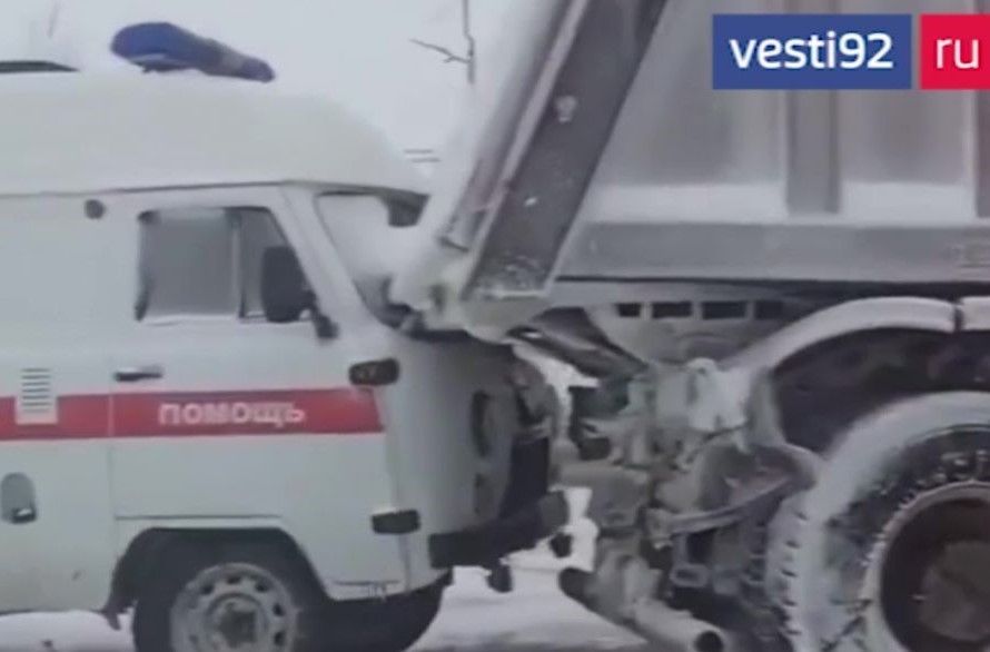 В аварии получили повреждения машина «скорой помощи» и КамАЗ.