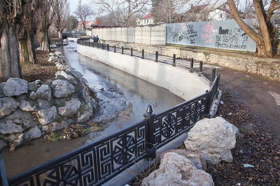 В Симферополе на набережной реки Салгир украли секции ограждения