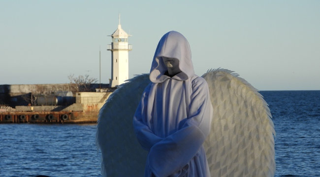 традиционное крещенское омовение в море на набережной Ялты