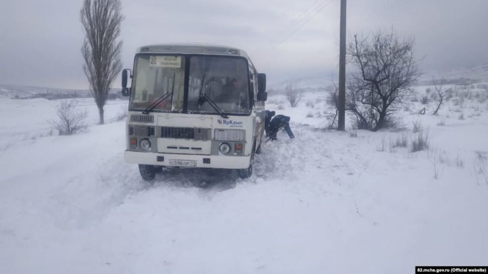 на дороге в снегу застрял автобус с пассажирами