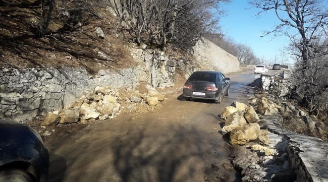 «Крымавтодор» усилил ограждения на дороге Ялта – Бахчисарай для блокирования проезда на гору Ай-Петри со стороны Соколиного