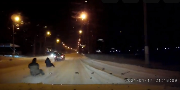 фото ночных гонок в Крыму на санках, прикрепленных тросом к автомобилю