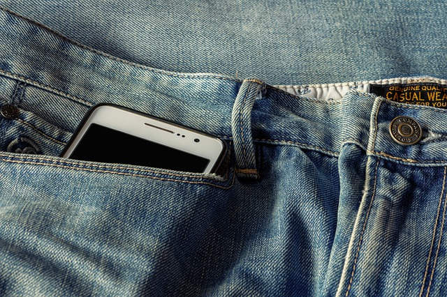 телефон в кармане джинсов