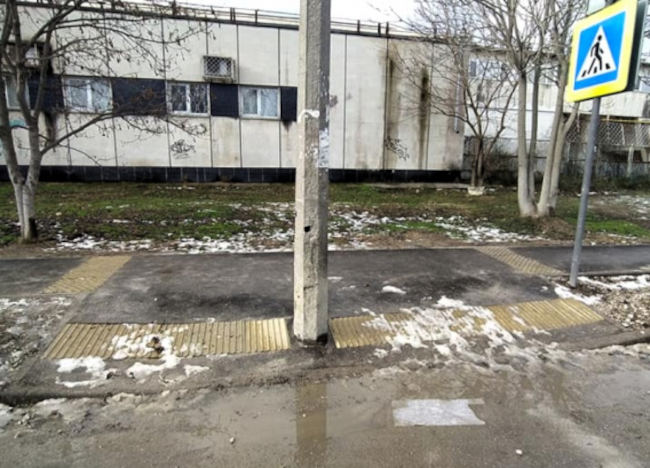 Ремонт 6-й Бастионной в Севастополе: столбы на переходах для незрячих