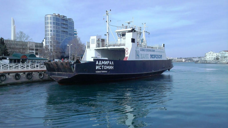 В связи с неблагоприятными погодными условиями, паром приостанавливает движение через Севастопольскую бухту