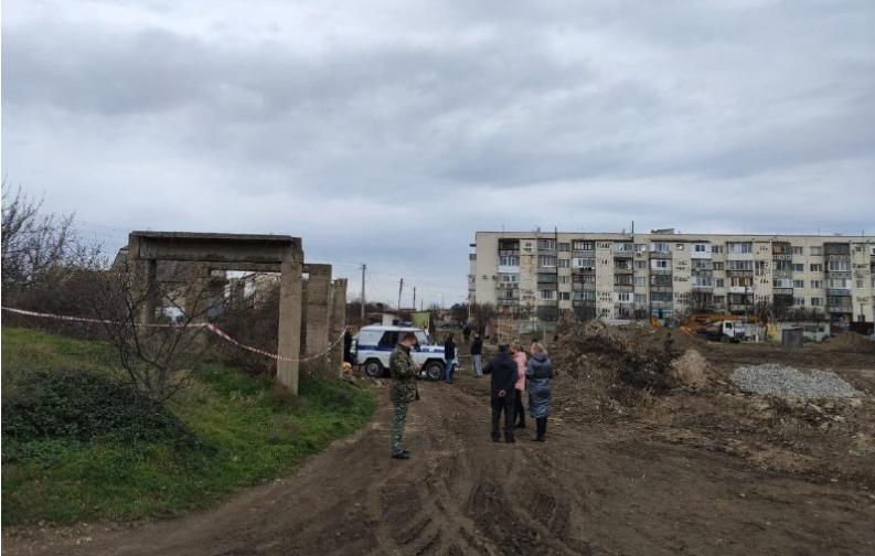 Подросток погиб в результате обрушения бетонной плиты в недостроенном здании на территории поселка Орловка под Севастополем