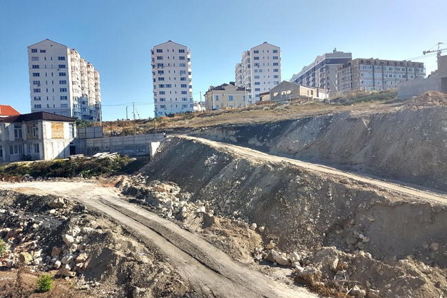 складирование отходов грунта в охранной зоне канализационного коллектора на улице Ручьевая в Севастополе