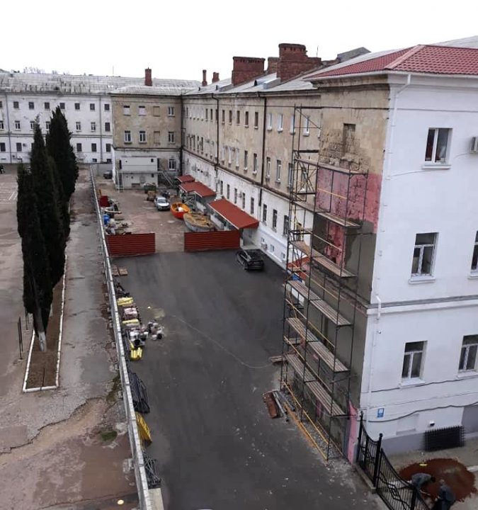 Фасад лазаревских казарм в Севастополе «укрепляют» штукатуркой