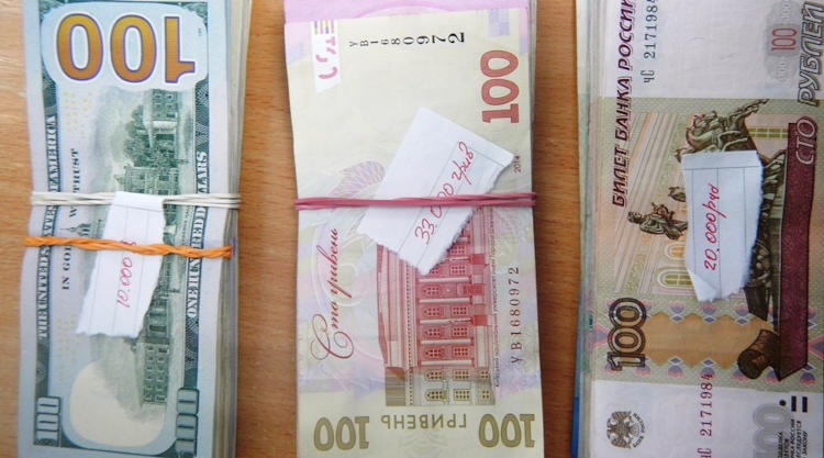 Гражданин Украины при выезде из Крыма не задекларировал 10 тысяч долларов, 33 тысячи гривен и 20 тысяч рублей