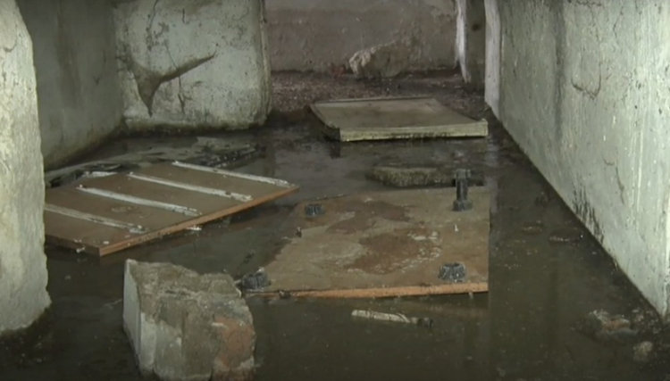 В канализационный коллектор для всей округи превратился подвал дома № 44 на улице Качинское шоссе
