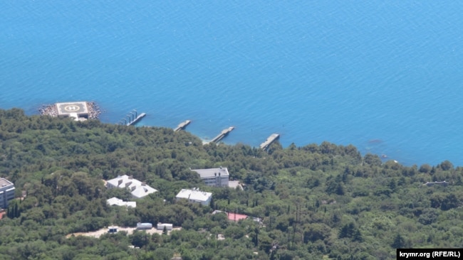 Территория дач вблизи села Олива, которые занял Владимир Путин. Вид с Крымских гор, июнь 2019 года