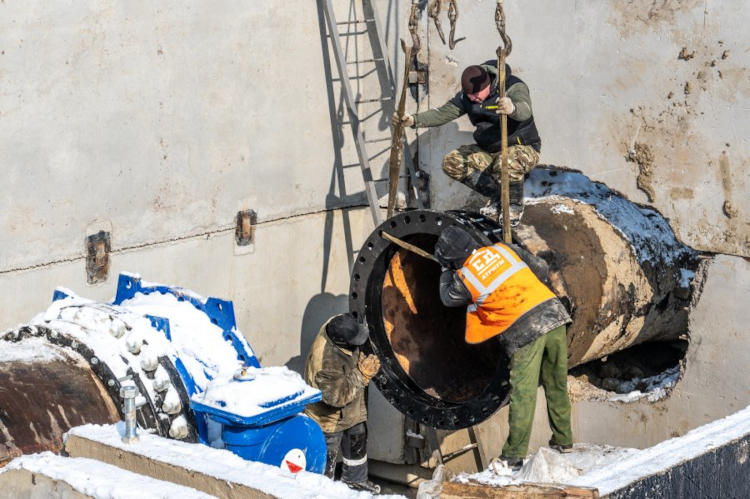 Строители Бельбекского водозабора врезали трубу в Днепровский водовод