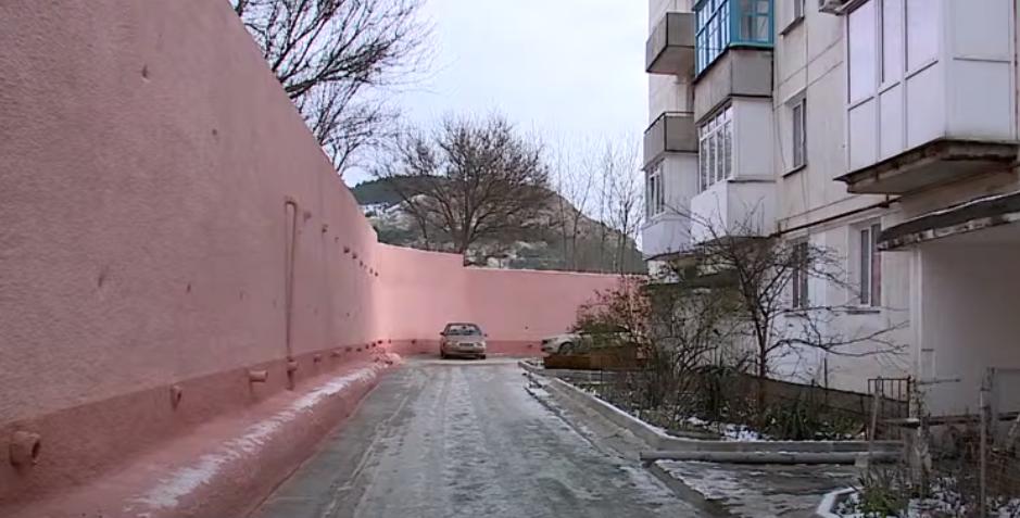 раницы расположенных между домами №78 и №84 по улице Севастопольской площадок вплотную подходят к подпорной стене, за которой – обрыв
