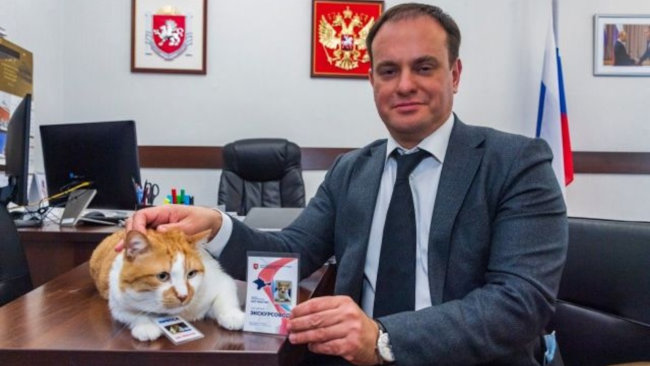 министр туризма республики Вадим Волченко вручил коту удостоверение экскурсовода