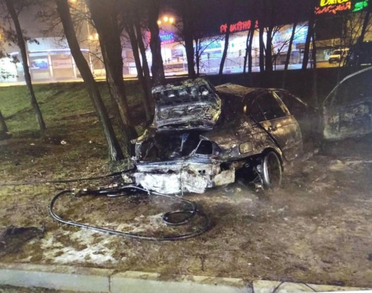 8 февраля в 1:17 в Симферополе 21-летний водитель автомобиля BMW 3231, двигаясь по ул. Киевской со стороны ул. Никанорова в направлении поселка Аграрное, не выбрал безопасную скорость движения, не справился с управлением