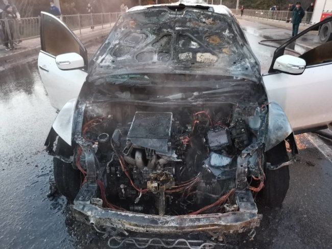В Севастополе накануне вечером сгорел автомобиль на проспекте Генерала Острякова