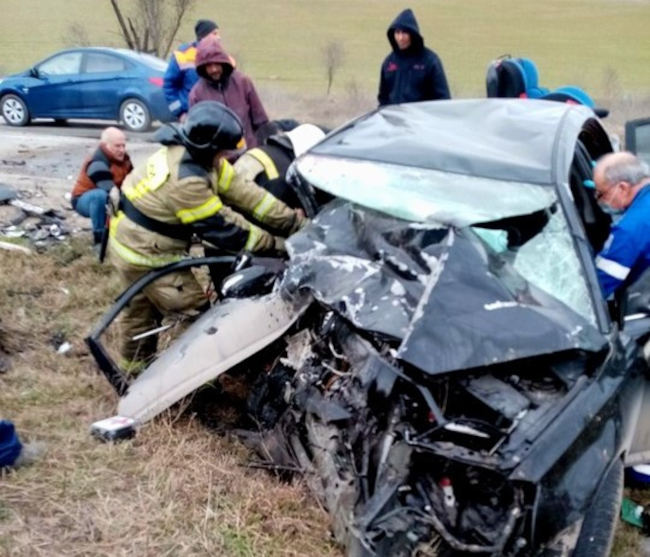 В двух автомобилях, столкнувшихся сегодня на Качинском шоссе в Севастополе, находилось восемь человек