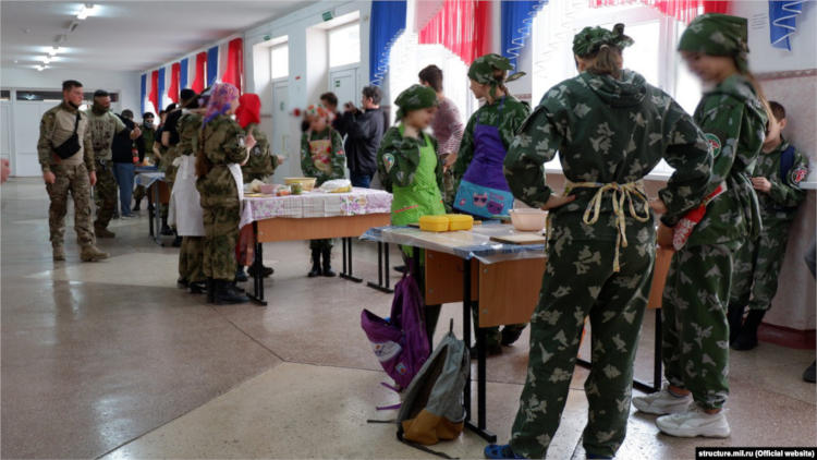 В одной из средних образовательных школ Симферополя прошли военные соревнования, приуроченные к Международному женскому дню