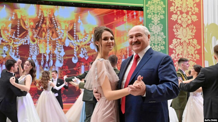 Александр Лукашенко на новогоднем балу в Минске