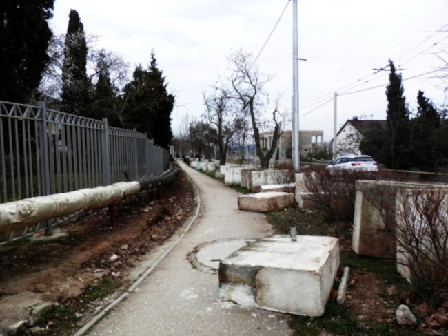 После ремонта забора на улице в Севастополе оставили каменные блоки