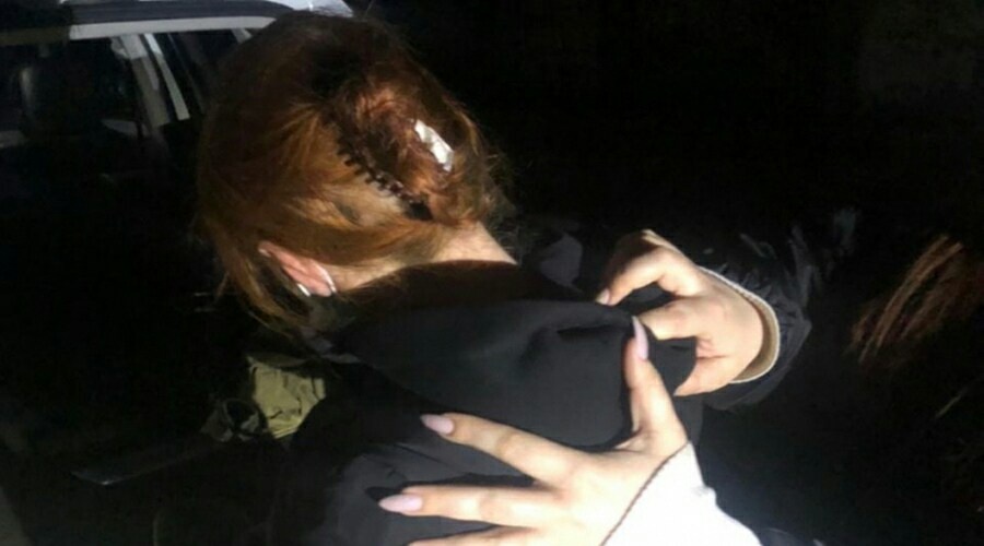задержали на улице Марка Донского в Симферополе женщину, которая прятала наркотики в своих волосах