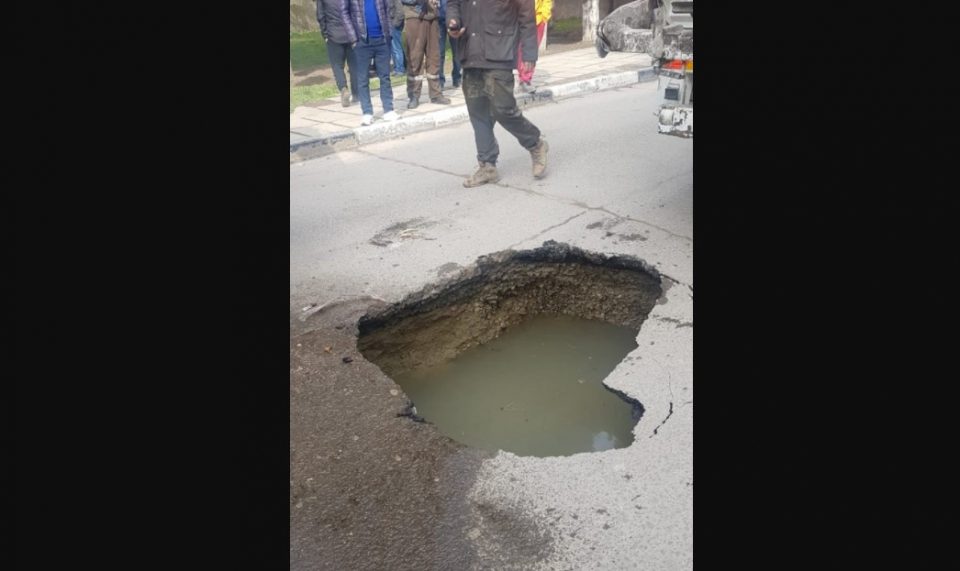 В Алуште на улице Ялтинской в связи с прорывом водопровода на дороге размыло грунт
