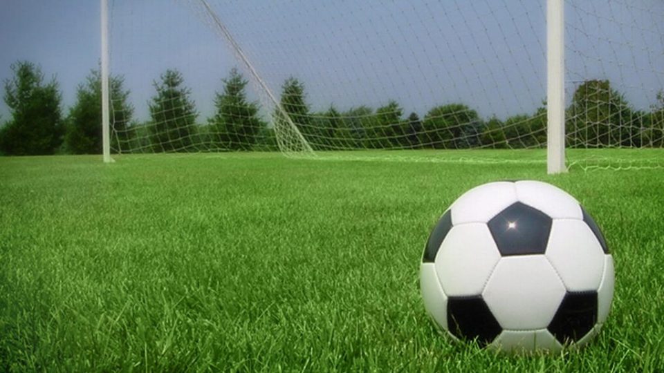 футбольный мяч на поле