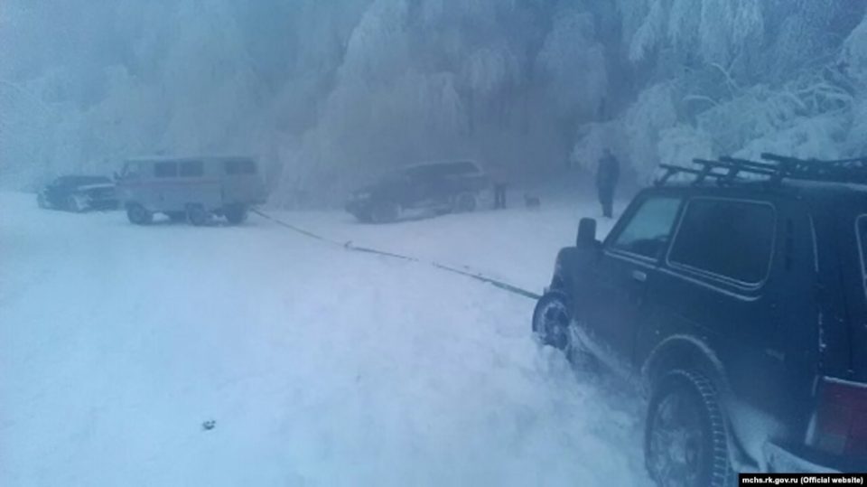 Во время патрулирования на плато Ай-Петри дежурной сменой Бахчисарайского аварийно-спасательного отряда был обнаружен автомобиль в снежном заносе, в котором находилось 15 человек