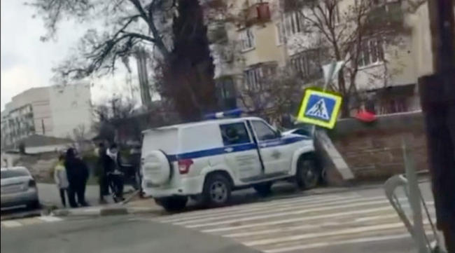 в Нахимовском районе Севастополя произошло ДТП с участием легкового автомобиля Opel и патрульной машины УАЗ