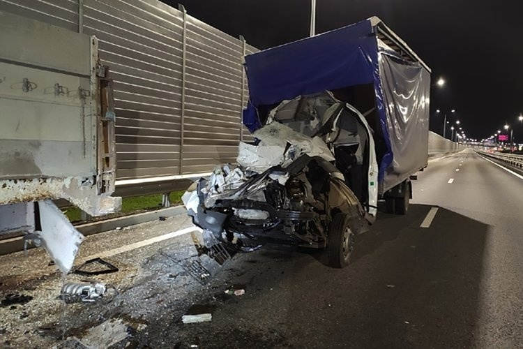 Крымские спасатели деблокировали пострадавшего в столкновении «Газели» и грузовика Scania мужчину