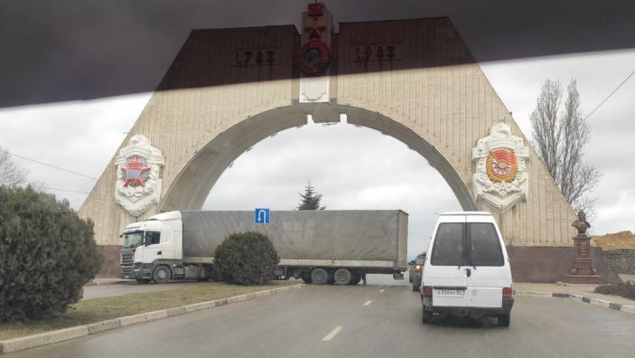 Авария произошла днём у триумфальной арки в честь 200-летия Севастополя