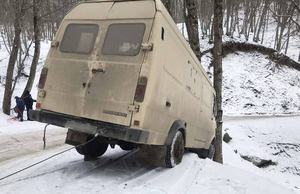 В Белогорском районе Крыма автомобиль Mercedes съехал с проезжей части в кювет и врезался в дерево