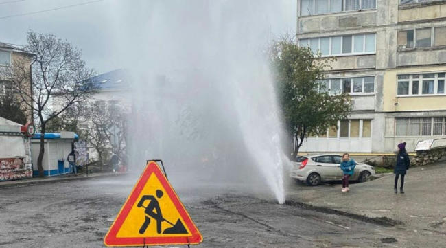 Дорожники при проведении работ повредили водопровод на улице Сеченова в Ялте